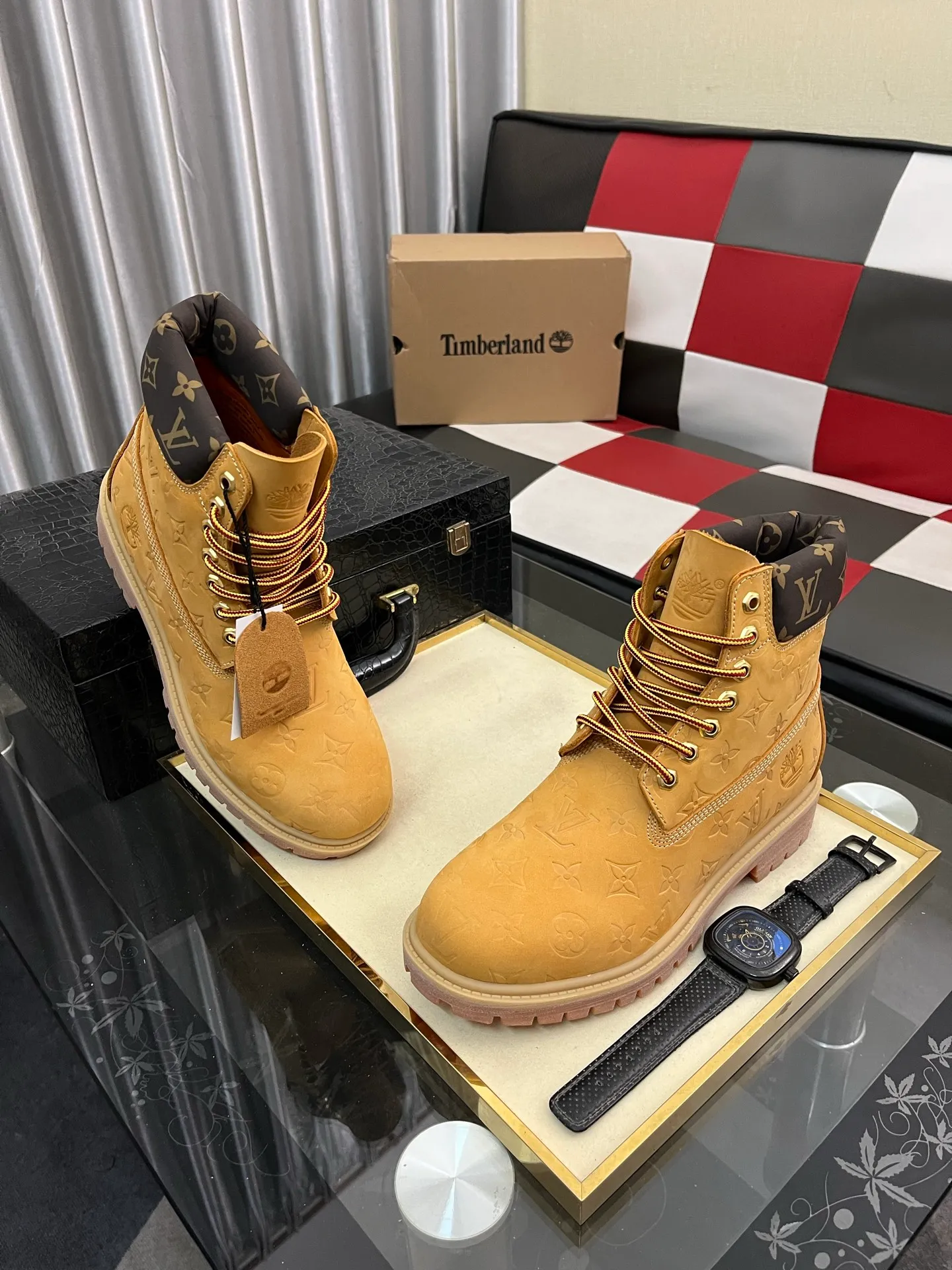 Ex-factory price: 458⌚️⌚️LV x Timberland Timberland joint model Presbyopia Embossed Rhubarb Boots Ankle Boots Short Boots LV x Timberland ankle boots are made of Monogram embossed waterproof nubuck cow leather, relying on the brand's exquisite craftsmanship to carefully reshape the classic Timberland 6-inch boot shape in Italy, with an eye-catching American workwear style. Created by Pharrell Williams 2025 autumn and winter menswear show. Monogram embossed tongue, original Timberland laces and outsole are exquisite details, and the leather label expresses the cooperation logo. Exquisite packaging at the delivery counter🛍📦 ▪️Material: Original customized imported first-layer cowhide ▪️Inner lining: Original customized leather lining/mesh lining ▪️Outsole: Original molded rubber material ▪️Sole thickness: 3.5CM ▪️Size: 38-44